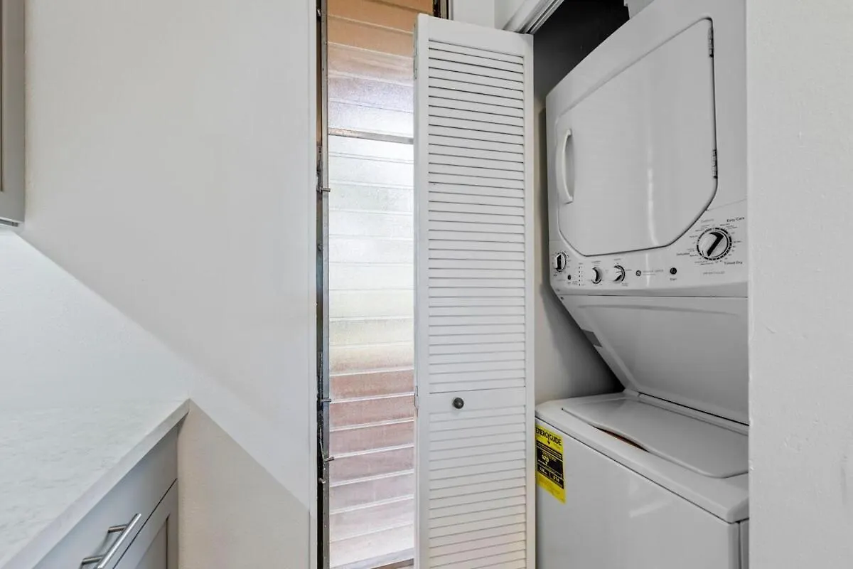 Kahana Villa F208- Ocean View Spacious 2 Bedroom Across From Beach 라하이나 아파트